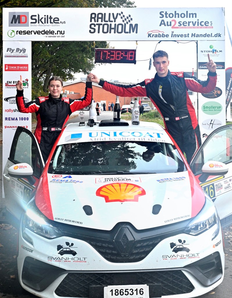 Ved mål på Rally Stoholm blev Jacob Egholm og Rikke Pilgaard fejret med champagne for danmarksmesterskabet i deres klasse, RC5. Nu kan de også fejre at have vundet totalsejren i det officielle DIF-mesterskab i rally, Dansk Super Rally.
(Foto: Michael Eisenberg)